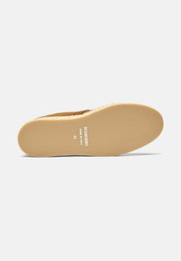 Suela de zapato de ante marrón con parte inferior de goma texturizada. Nombre de la marca "Scarosso" y talla "42" impresos en blanco. Diseño limpio y plano sin adornos.