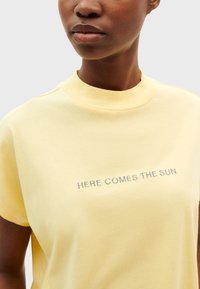 Thinking Mu HERE COMES THE SUN - Triko s potiskem - light yellow