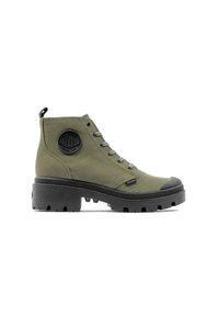 Botas de tobillo verde oliva con parte superior de lona, puntera de goma, suela texturizada negra y un parche con logo circular en el tobillo exterior.