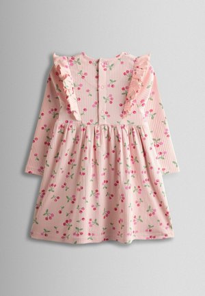Ružové rebrované šaty s dlhými rukávmi, s nariasenými ramennými detailmi a kvetinovou potlačou s čerešňami, zakončené zadným zapínaním na gombíky.