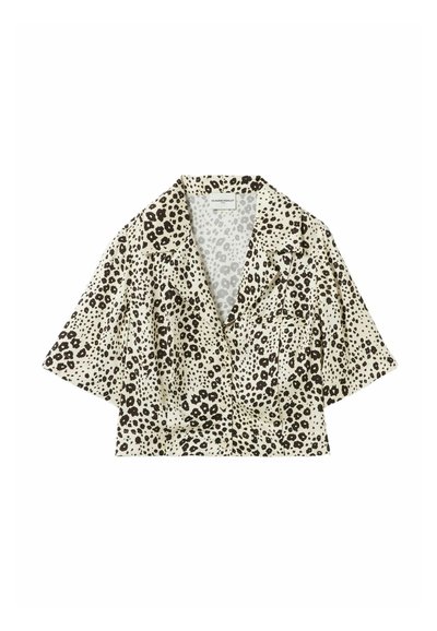 Blusa de manga corta con cuello en tejido crema con un estampado de leopardo negro. Incluye un bolsillo en el pecho y un diseño de corte holgado.