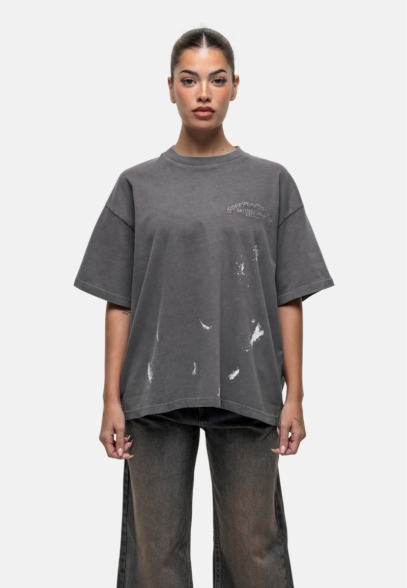 Przesadzona szara koszulka z miękkiej bawełny, z okrągłym dekoltem, z białymi przetarciami i nadrukowanym logo na klatce piersiowej.