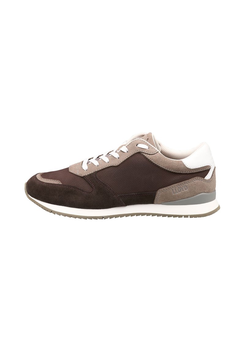 Sneaker da uomo marrone, realizzato in materiali suede e mesh, con lacci bianchi, logo discreto e suola in gomma testurizzata. Design a bassa altezza.