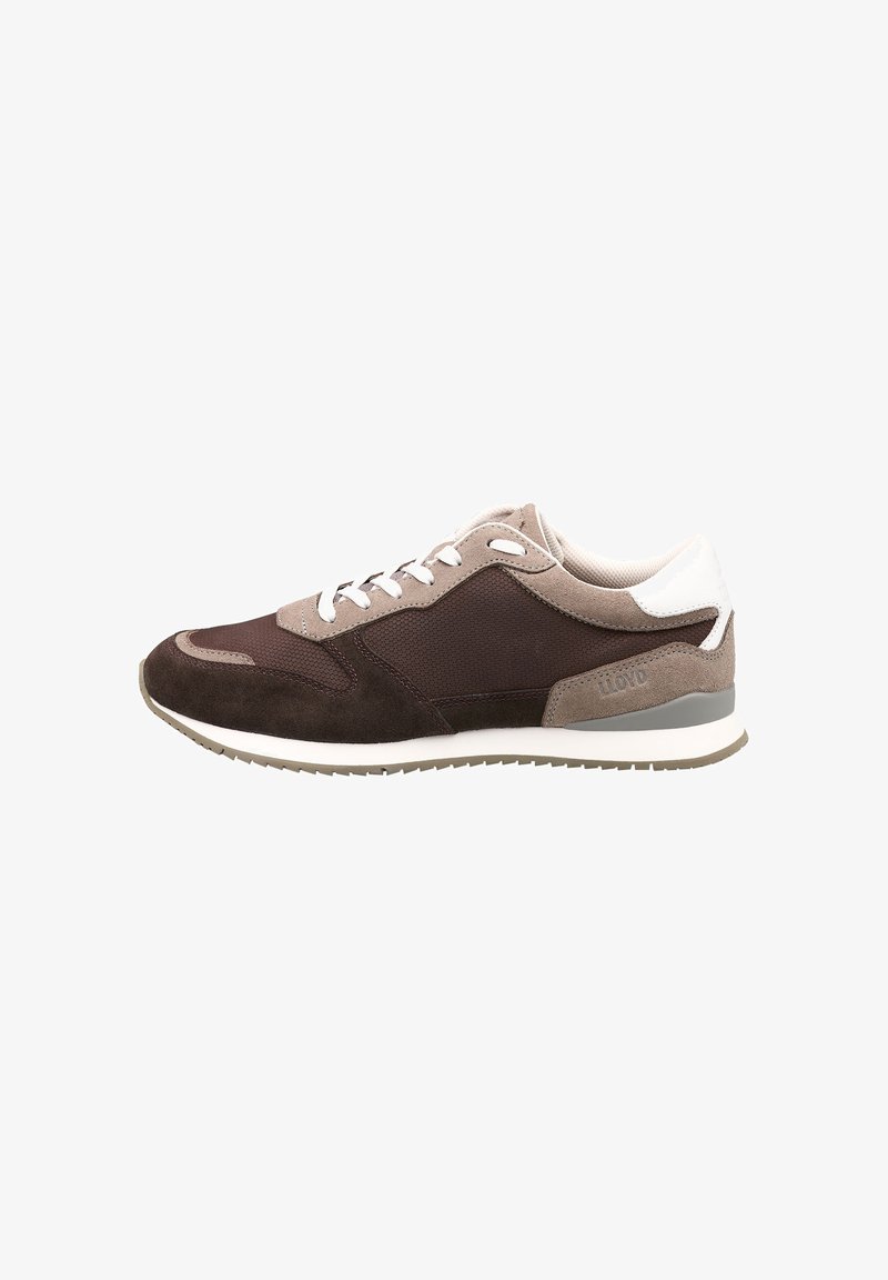 Sneaker da uomo marrone, realizzato in materiali suede e mesh, con lacci bianchi, logo discreto e suola in gomma testurizzata. Design a bassa altezza.