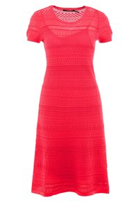 Červené pletené šaty s krátkými rukávy, které mají horizontální texturované vzory a kulatý výstřih; přiléhavé v oblasti těla, rozšiřující se ke spodnímu okraji.