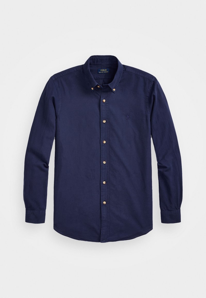 Herren-navyblaues Langarmhemd mit Knopfleiste und Kragen sowie besticktem Logo auf der Brust, auf weißem Hintergrund präsentiert.