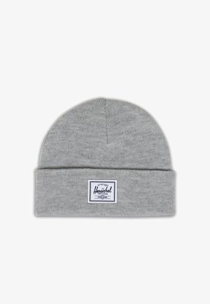 Grijze gebreide beanie met een opgevouwen boord, met een rechthoekig wit en blauw logo etiket aan de voorkant. Geweven textuur door het hele oppervlak.
