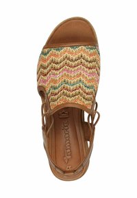Sandalo in pelle marrone con tomaia in paglia intrecciata decorata da motivi zigzag colorati. La soletta è liscia e incisa con il nome del marchio.