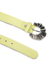 Cintura in pelle verde lime con una fibbia arricciata di tonalità argento. Presenta una texture liscia e più fori di regolazione per la misura.