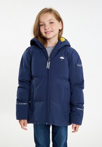 Giacca imbottita blu navy con cappuccio, con foderatura gialla, accenti del logo, chiusura con zip e testo ricamato sulle maniche.