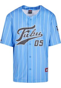 Tricou scurt cu mâneci, de culoare albastră, cu dungi verticale albe, cu nasturi pe față, logo-ul "Fubu" în negru și grafică "05". Include detalii cu etichetă pe lateral.