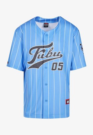 Tricou scurt cu mâneci, de culoare albastră, cu dungi verticale albe, cu nasturi pe față, logo-ul "Fubu" în negru și grafică "05". Include detalii cu etichetă pe lateral.