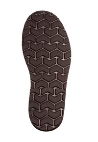 Semelle de chaussure en caoutchouc noir avec un motif en chevrons, dotée de rainures prononcées pour une meilleure traction et un design à bout arrondi.
