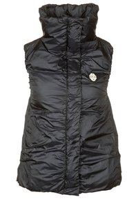 Svart vadderad väst med hög krage, med en logotyp fram och rynkad textur. Tillverkad av glänsande, lätt material.