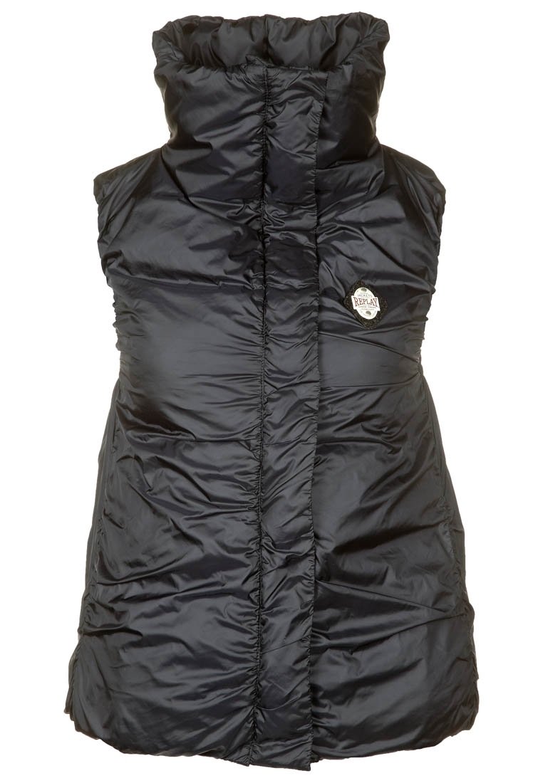 Svart vadderad väst med hög krage, med en logotyp fram och rynkad textur. Tillverkad av glänsande, lätt material.