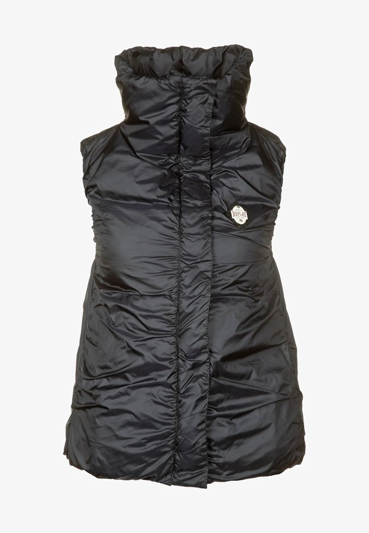 Svart vadderad väst med hög krage, med en logotyp fram och rynkad textur. Tillverkad av glänsande, lätt material.