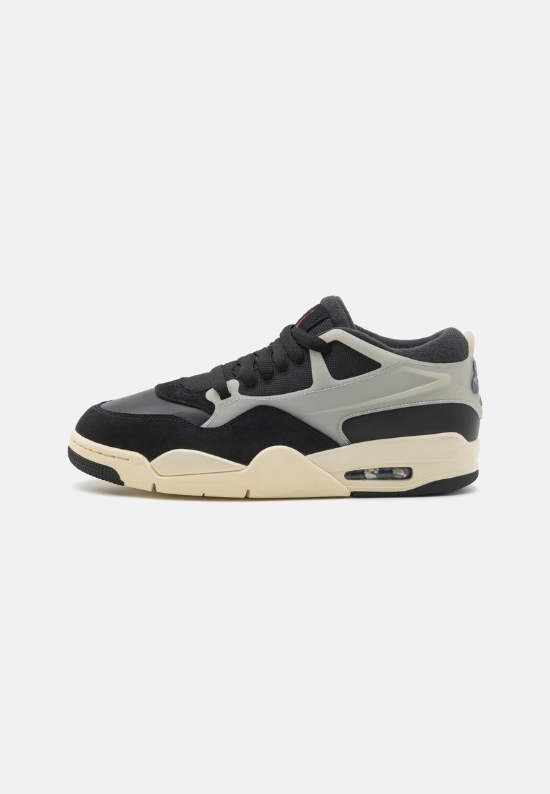 Sorte og grå sneakers med en blanding af ruskind og mesh-materialer, en struktureret hæl og en synlig luftenhed i sålen.