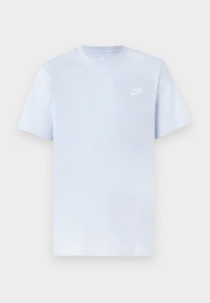 Lyseblå bomulds t-shirt med korte ærmer, rund hals og et hvidt Nike-logo trykt på venstre bryst. Glat tekstur, simpelt design.