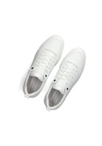 Witte leren sneakers hebben een laag ontwerp, een ronde neus, een vetersluiting aan de voorkant en zwarte oogjes. Zijdeachtige textuur met een trekhaak aan de hiel.