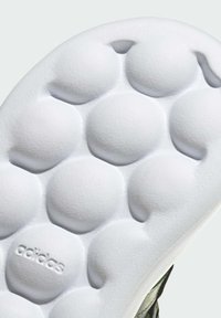 adidas Sportswear DISNEY LION KING GRAND COURT - Scarpe primi passi - carbon tent green semi spark