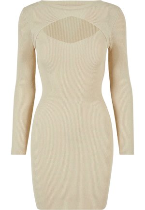 Gebreide jurk in lichtbeige met lange mouwen, geribbelde textuur en een uniek uitsnijdontwerp onder de halslijn. Strak aansluitende silhouet.
