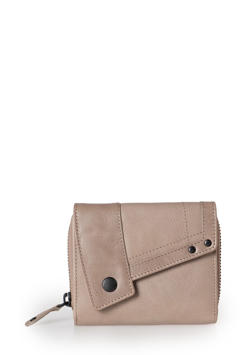 Portafoglio in pelle beige con chiusura a zip, caratterizzato da una patta e accentuazioni in bottone a pressione nero. Texture liscia e dettagli cuciti visibili.