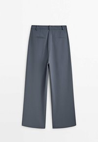 Grijze wijde pantalon met een soepele textuur, voorzien van twee achterzakken en een op maat gemaakte tailleband. Ontworpen voor een ontspannen pasvorm.