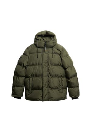 Olivgrüne Daunenjacke mit Kapuze, die einen Reißverschluss, große gesteppte Paneele, Seitentaschen und elastische Bündchen für zusätzlichen Komfort bietet.