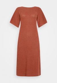 Erdfarbenes Strickkleid mit kurzen Ärmeln, geradem Schnitt und subtiler vertikaler Rippstruktur. Mit Rundhalsausschnitt und knielangem Saum.