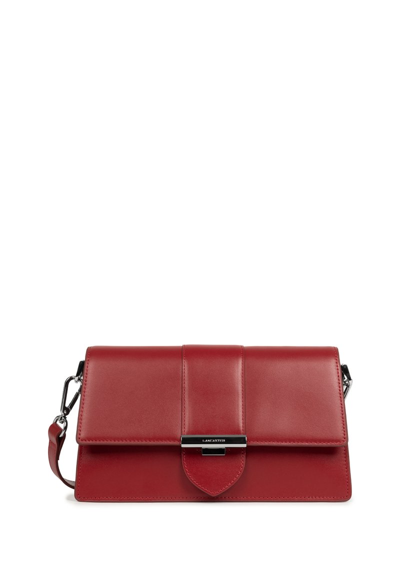 Borsa a mano rettangolare rossa in pelle con pattina anteriore, chiusura in metallo argentato e tracolla rimovibile, presentata su uno sfondo bianco.