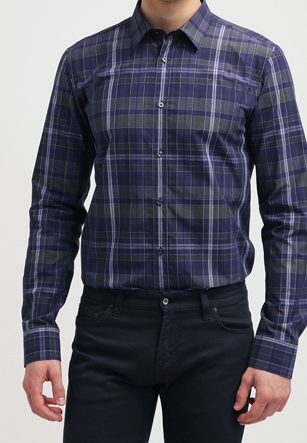 Camisa a rayas en tonos azul marino y verde con diseño de botones, mangas largas y cuello. Presenta líneas blancas contrastantes y un bolsillo en el pecho.