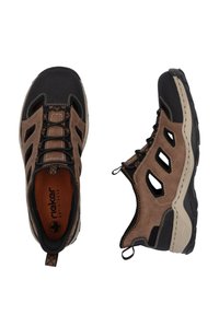 Braune und schwarze Wanderschuhe mit Mesh-Einsätzen, strukturiertem Leder, kontrastierender Nähte und einer Gummisohle. Verfügt über eine Ziehlasche für einfaches Anziehen.