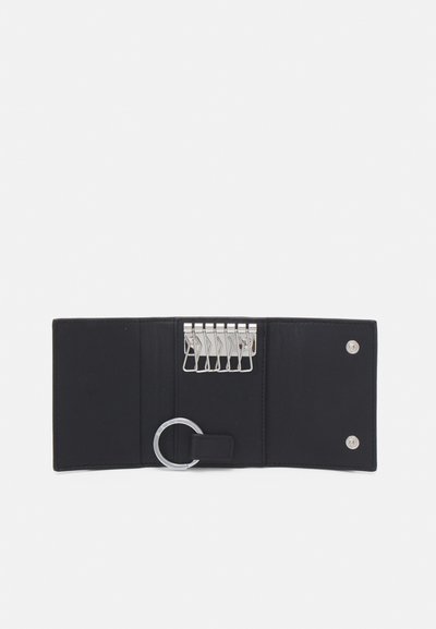 Portefeuille en cuir noir avec un anneau pour clés, comportant plusieurs clips métalliques pour clés et une texture lisse, s'ouvrant pour révéler un intérieur bien organisé.