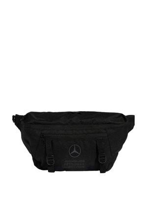 Riñonera negra con un bolsillo delantero con cremallera, dos correas ajustables y un logotipo de Mercedes-Benz junto con el texto AMG Petronas Formula One Team.