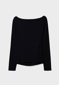 Čierna košeľa s dlhým rukávom, širokým výstrihom v tvare člna a mierne zaobleným lemom, zobrazená na jednoduchom svetlosivom pozadí.