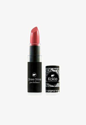 Punainen huulipuna mustassa putkilossa, jossa lukee "Sheer Shine pure brilliance", koristeellisella mustavalkoisella korkilla, jossa lukee "Kokie Professional."