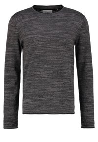 Pull à manches longues en gris foncé avec une texture chinée. Il dispose d'un col ras du cou et d'une bordure en côtes aux poignets et à l'ourlet, fabriqué en tissu doux.