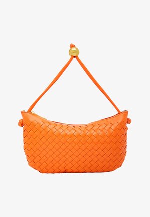 Sac à main en cuir orange tissé avec une forme arrondie, une surface texturée et une longue bandoulière ornée d'un fermoir en or. Fermeture zippée.