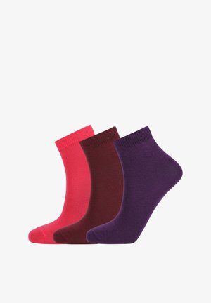 Trois paires de chaussettes courtes dans des teintes vives : rose, bordeaux et violet. Fabriquées en tissu doux à côtes avec une texture lisse.