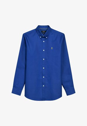 Niebieska koszula z długim rękawem zapinana na guziki, wykonana z gładkiego materiału, z klasycznym kołnierzykiem. Posiada białe guziki i małe żółte logo na piersi.