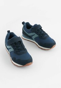 Granatowe buty sportowe z siateczki i zamszu. Cechy obejmują rzep, sznurowadła i gumową podeszwę z bieżnikiem.