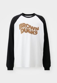 Langärmeliges Raglan-T-Shirt mit schwarzen Ärmeln, weißem Körper und braunem Schriftzug "BROWN DUCKS" in einer fetten, welligen Schriftart.