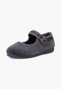 Zapato estilo Mary Jane en gris, hecho de material suave, con punta redondeada, una única correa con hebilla y una superficie texturizada. Suela de goma.