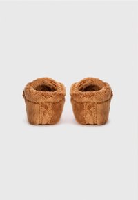 Chaussons en tissu marron, en peluche, de forme arrondie avec un bord supérieur replié. Texture douce, sans matériel visible ni motifs.