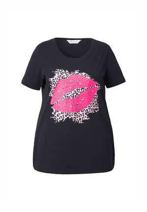 Černé tričko s krátkým rukávem s designem polibku růžovým rtěnkou a akcenty leopardího potisku. Kulatý výstřih a volný střih.
