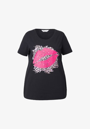 T-shirt nera a maniche corte con design di bacio di rossetto rosa e dettagli in stampa leopardata. Collo rotondo e vestibilità casual.