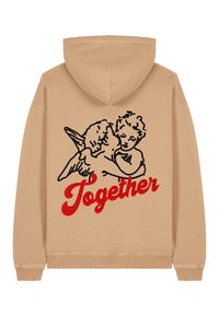 Felpa beige con un grafico ricamato di due figure con ali che si abbracciano, accompagnato dal testo "Insieme" in corsivo rosso.