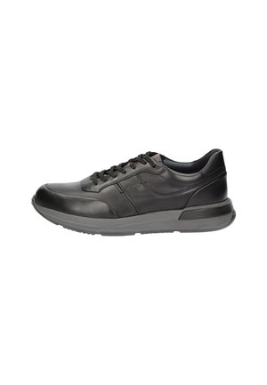Chaussure décontractée en cuir noir à lacets avec une semelle grise rembourrée, conçue pour le confort et le port quotidien.