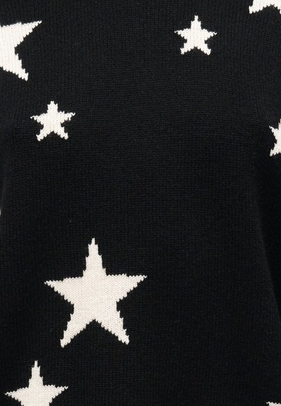 Tessuto nero a maglia con un motivo di stelle bianche a cinque punte di varie dimensioni distribuite sulla superficie.