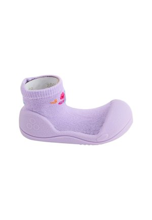 Zapato tipo calcetín para niños pequeños en color lila claro con suela y puntera de goma reforzada, con pequeño bordado de flores coloridas cerca del tobillo.